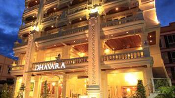 Bagian depan properti - sore/malam