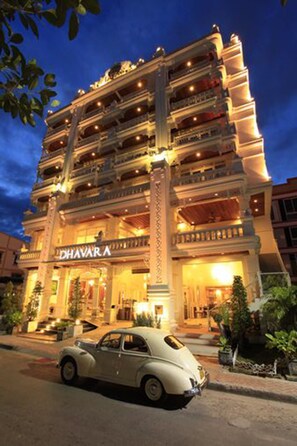 Bagian depan properti - sore/malam