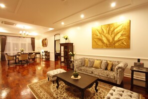 Suite (Royal Dhavara (2 bed rooms)) | Sala de estar | Televisión LED 