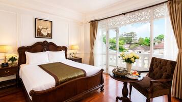 Colonial Deluxe Room with Balcony | Egyptian cotton sheets, premium bedding, minibar, in-room safe