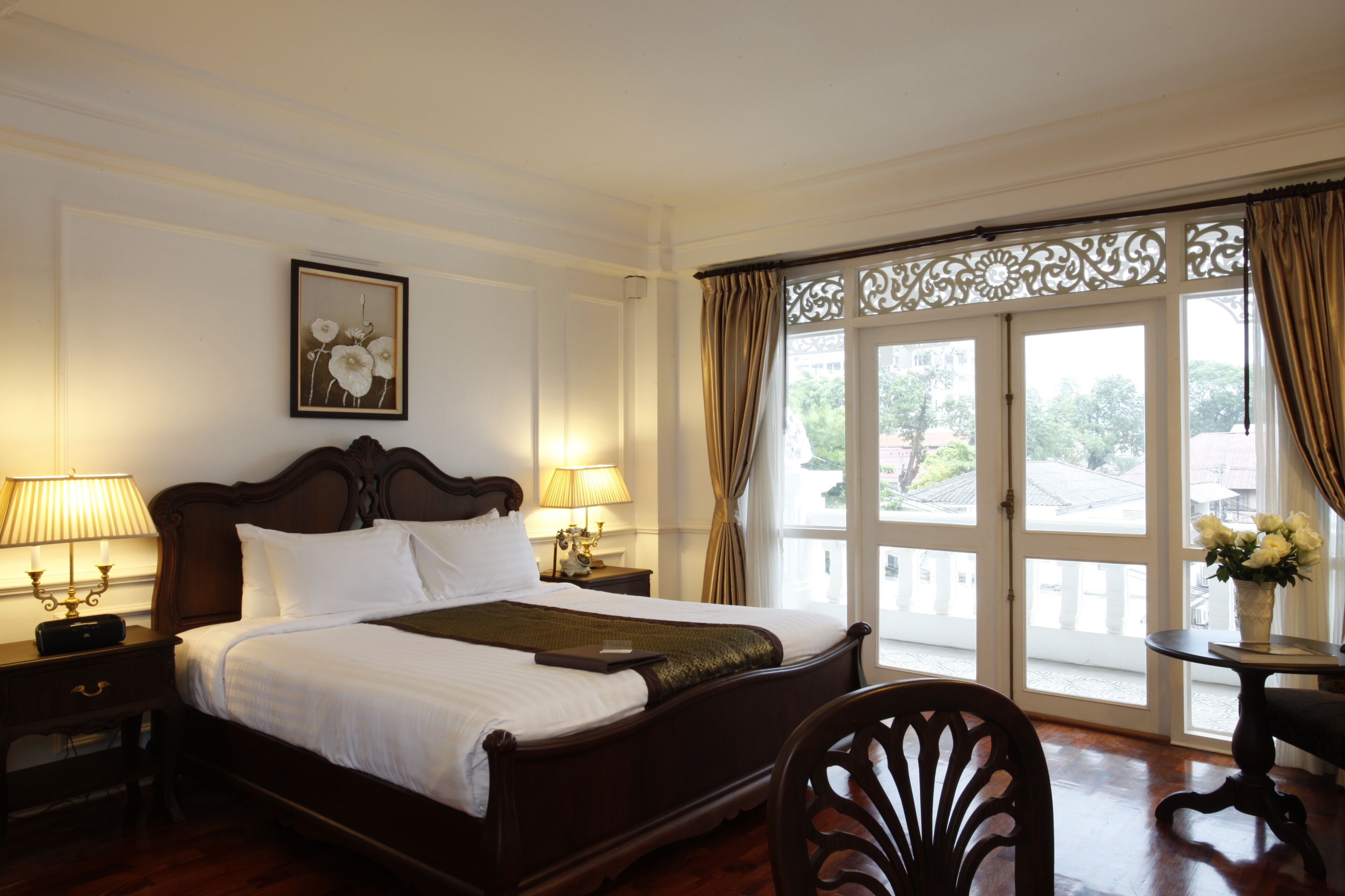 Colonial Deluxe Room with Balcony | Minibar, värdeförvaringsskåp på rummet och skrivbord