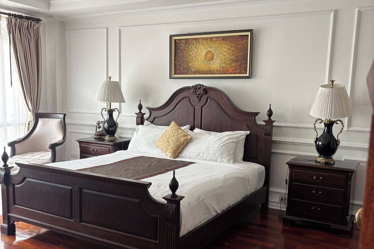 Colonial Deluxe Rooms