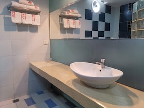 Habitación familiar (Deluxe) | Baño | Regadera, secadora de cabello, bidet, toallas