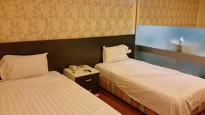 Superior tvåbäddsrum | Värdeförvaringsskåp på rummet, strykjärn/strykbräda och extrasängar