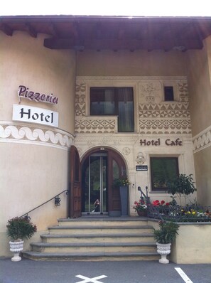 Property entrance - Hotel Pizzeria Selva (Zernez)