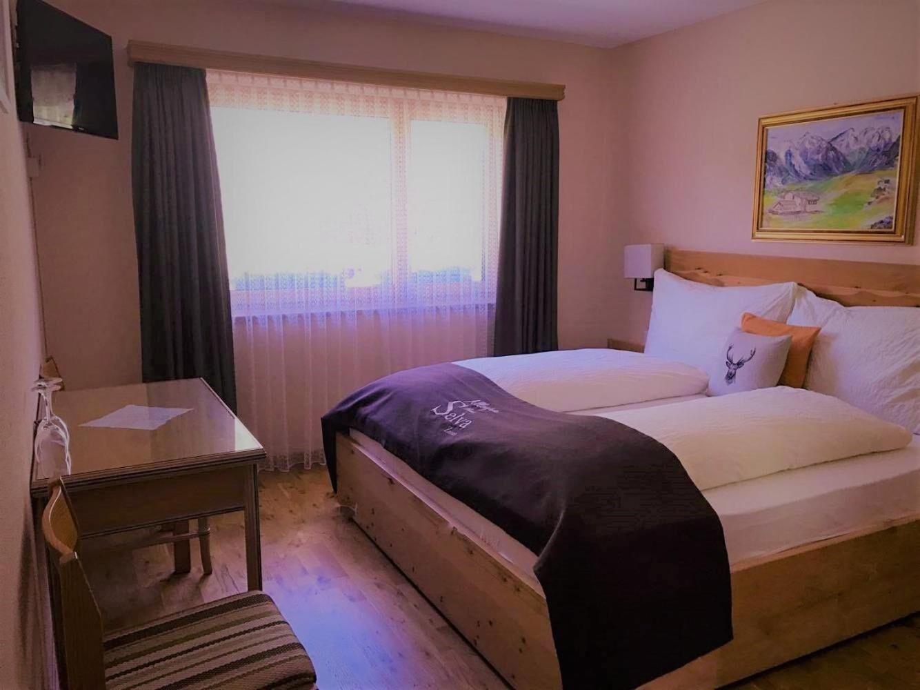 Desk, soundproofing, cribs/infant beds, rollaway beds