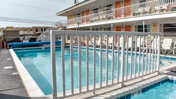 季节性开放的室外游泳池