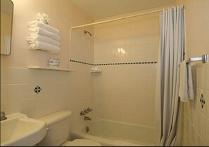 Two room Suite with Three full beds and Kitchenette  | Baño | Ducha y bañera combinadas y toallas