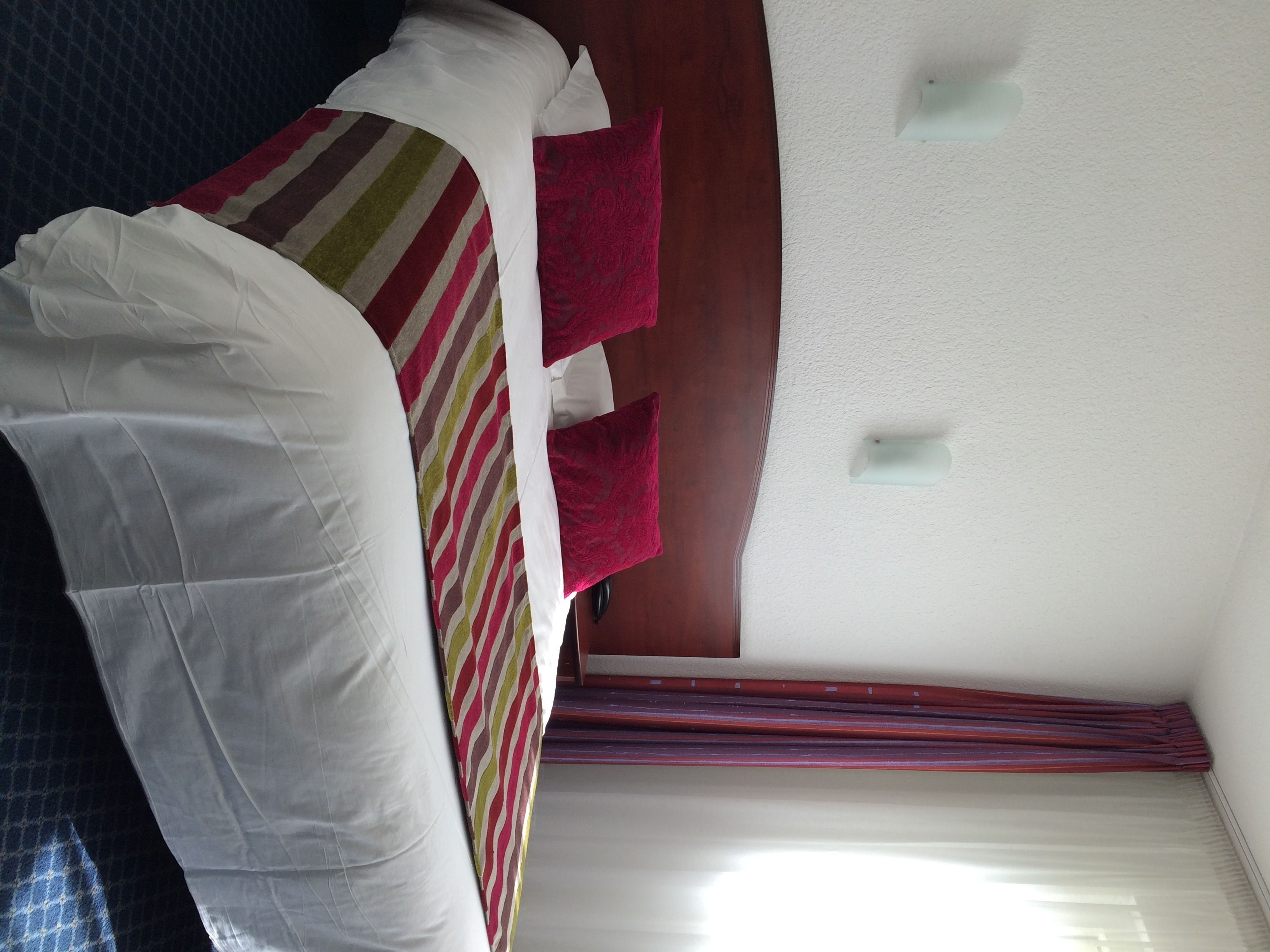 Desk, soundproofing, free WiFi, bed sheets