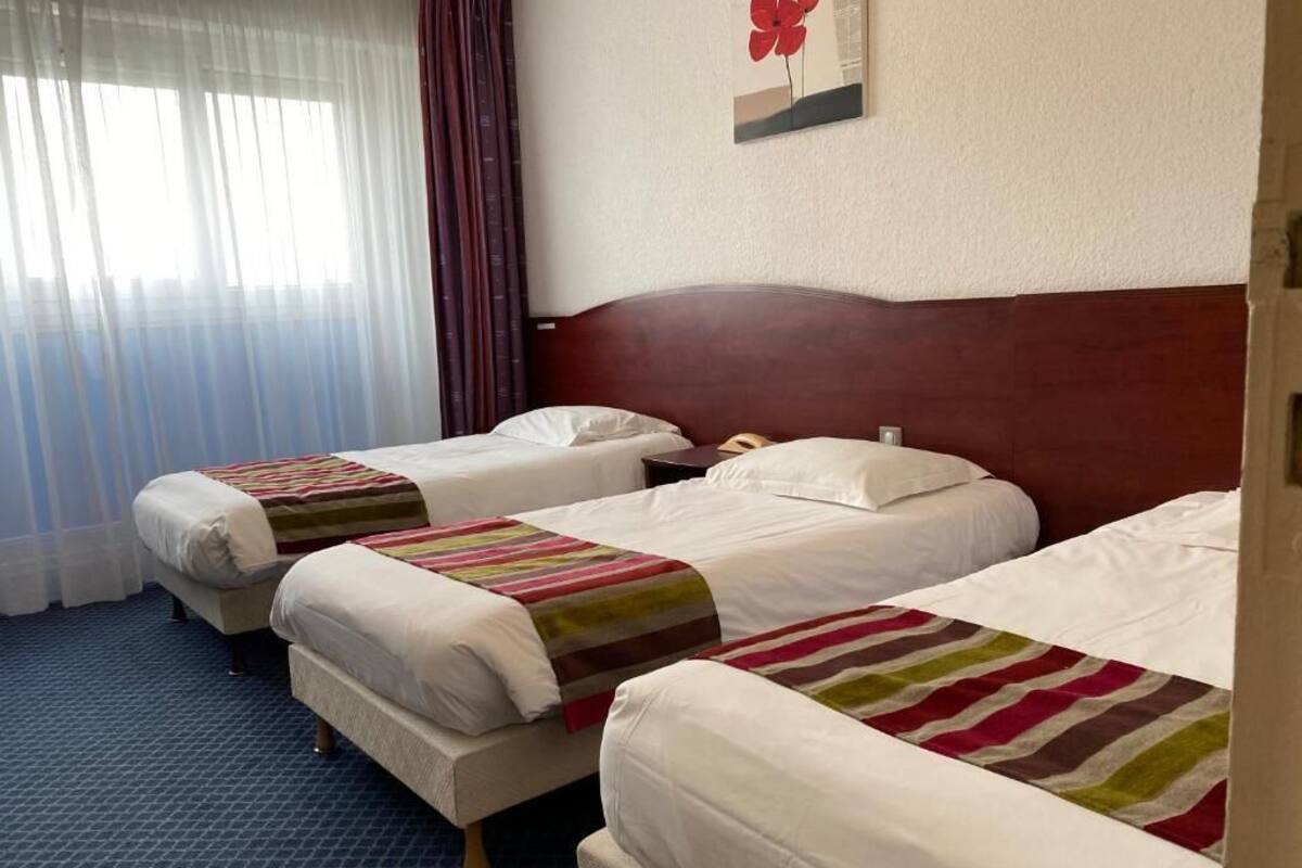 Desk, soundproofing, free WiFi, bed sheets