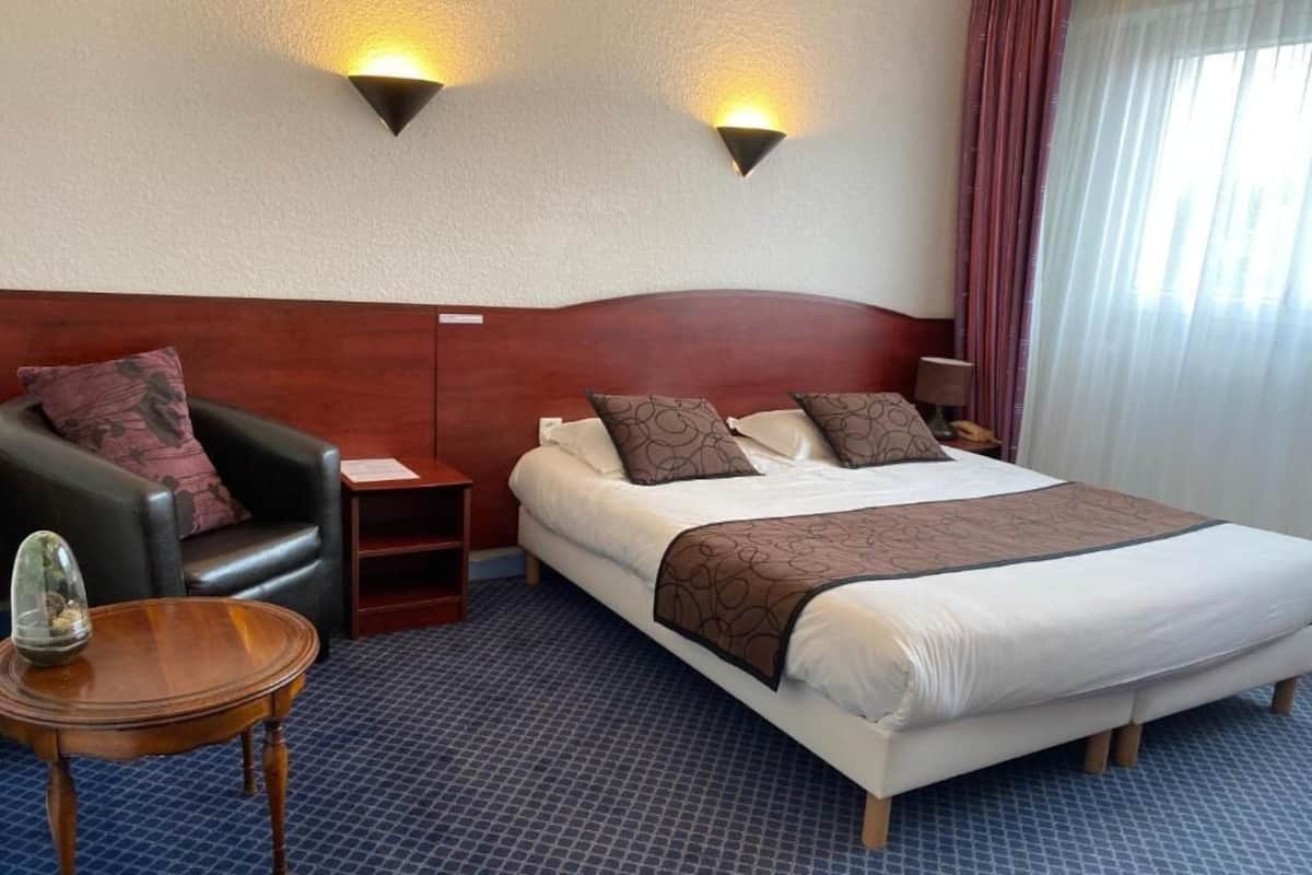 Desk, soundproofing, free WiFi, bed sheets