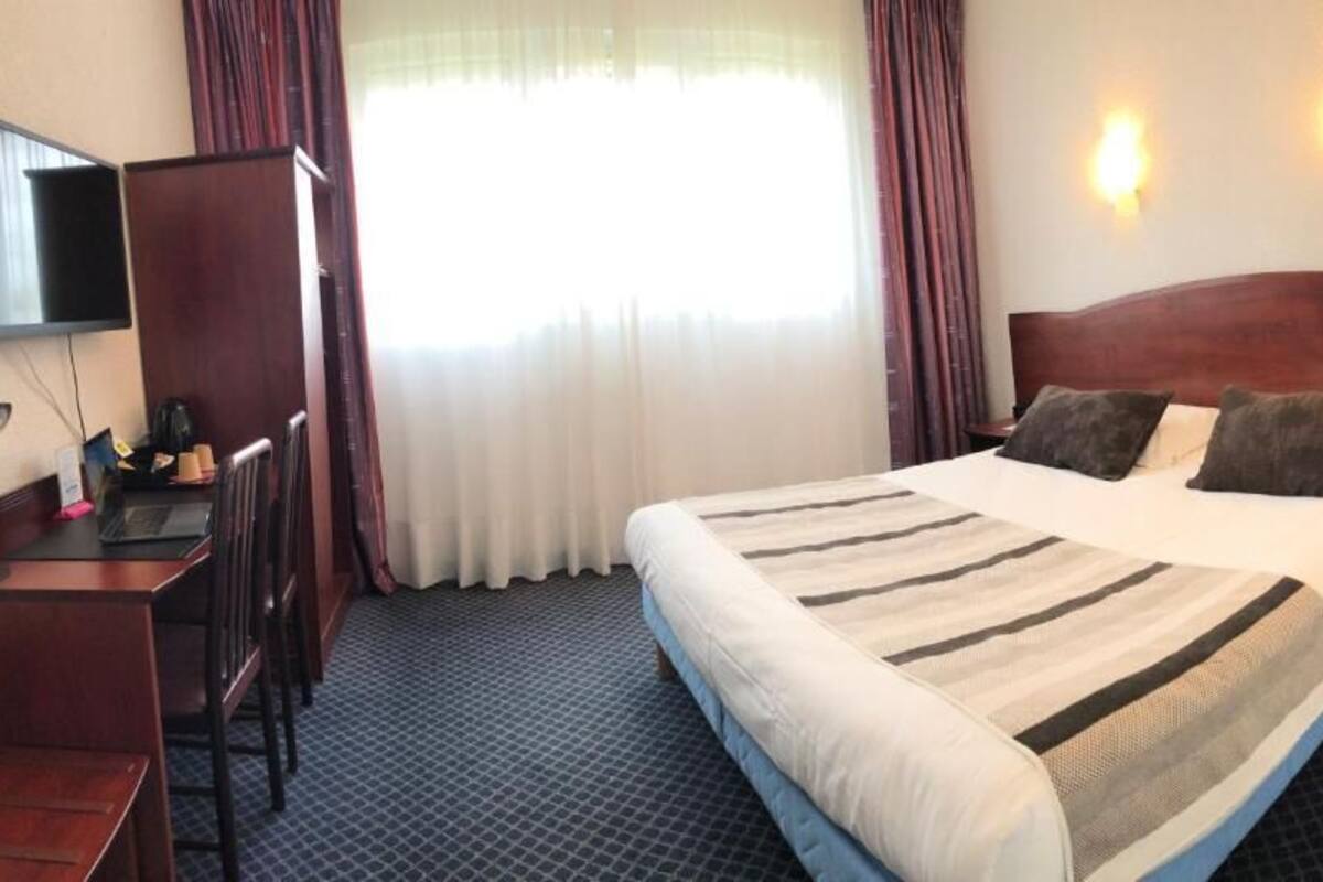 Desk, soundproofing, free WiFi, bed sheets