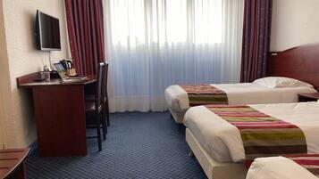 Standard Triple Room | Desk, soundproofing, free WiFi, bed sheets