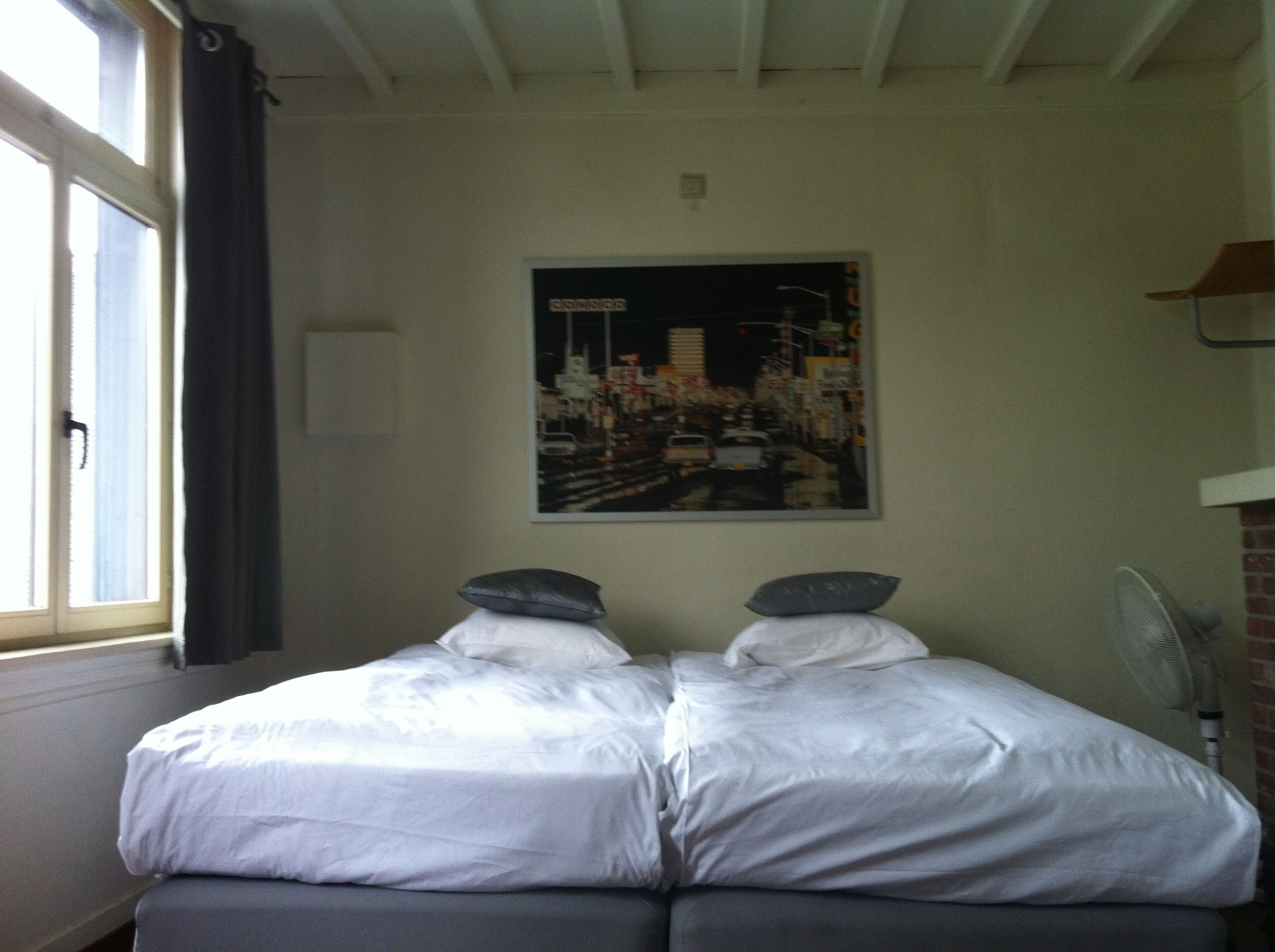 Desk, cribs/infant beds, free WiFi