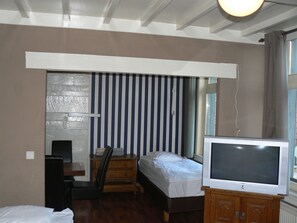Studio | Desk, cots/infant beds, free WiFi - Bed & Coffee (Antwerp)