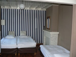 Desk, cots/infant beds, free WiFi - Bed & Coffee (Antwerp)