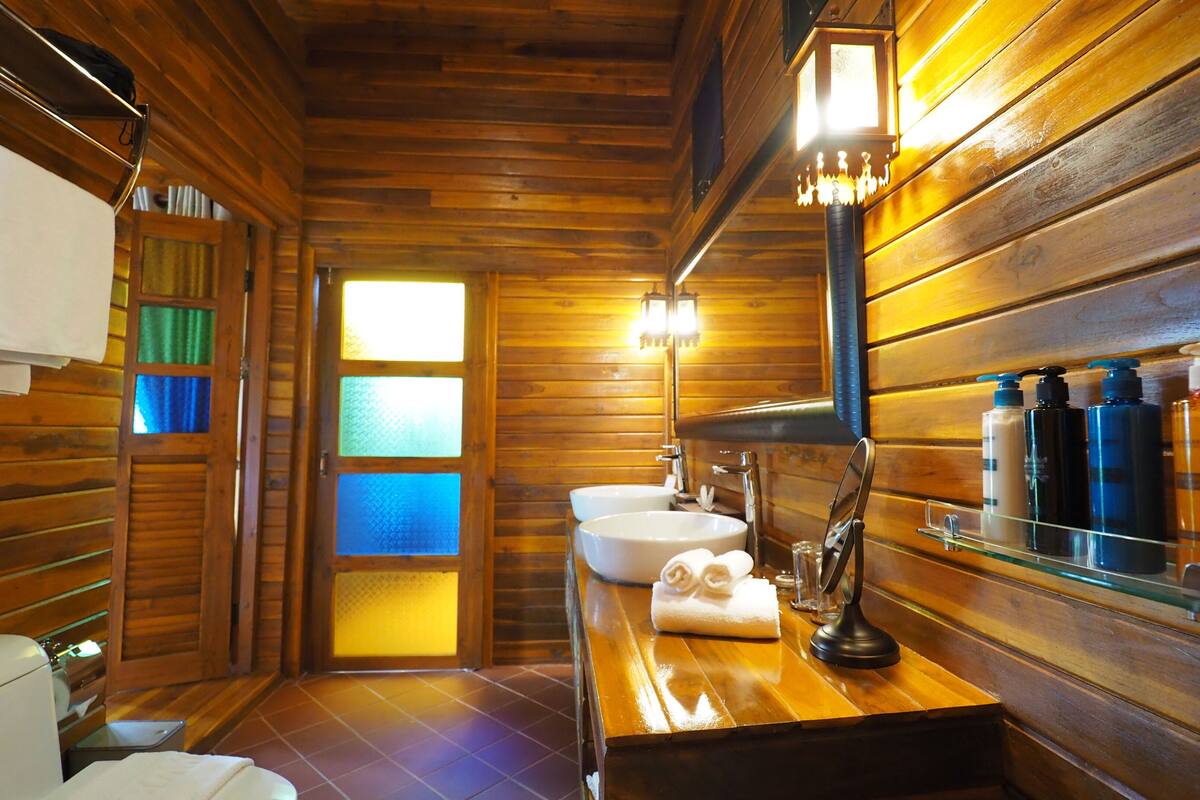 rainfall showerhead, free toiletries, hair dryer, bidet