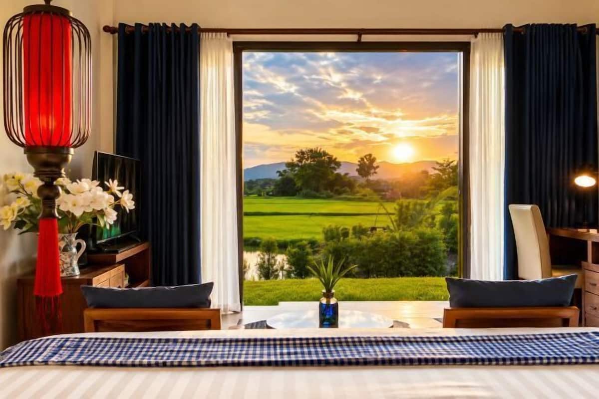 Premium bedding, free minibar items, blackout curtains