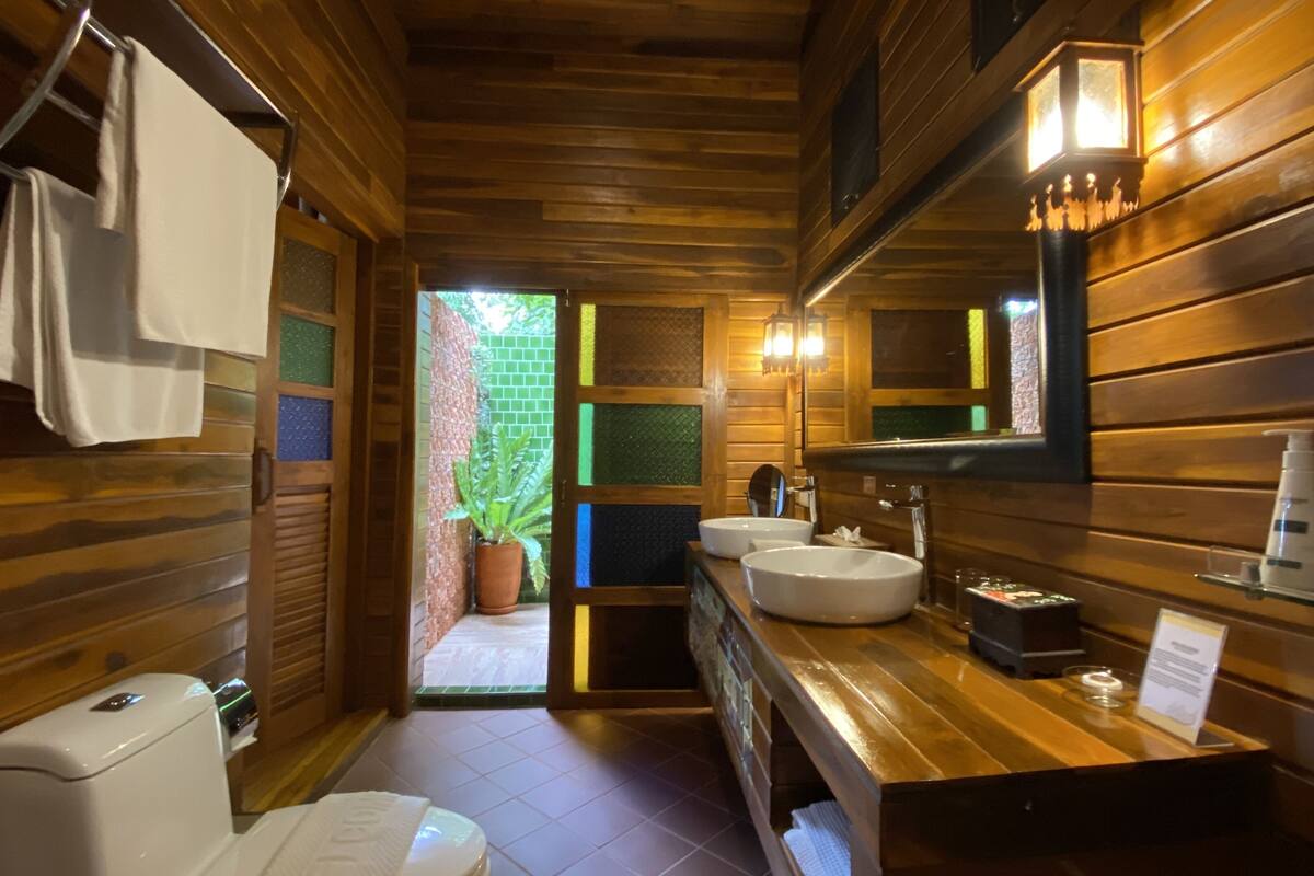 rainfall showerhead, free toiletries, hair dryer, bidet