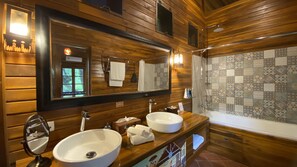 The Residence (1 bedroom) | Baño | Cabezal de ducha tipo lluvia y artículos de higiene personal gratuitos
