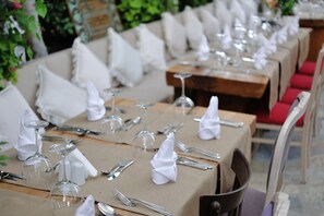 2 restaurantes; se sirve desayuno, almuerzo y cena