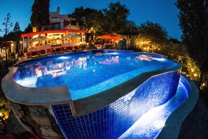 2 piscinas al aire libre, sombrillas, sillones reclinables de piscina