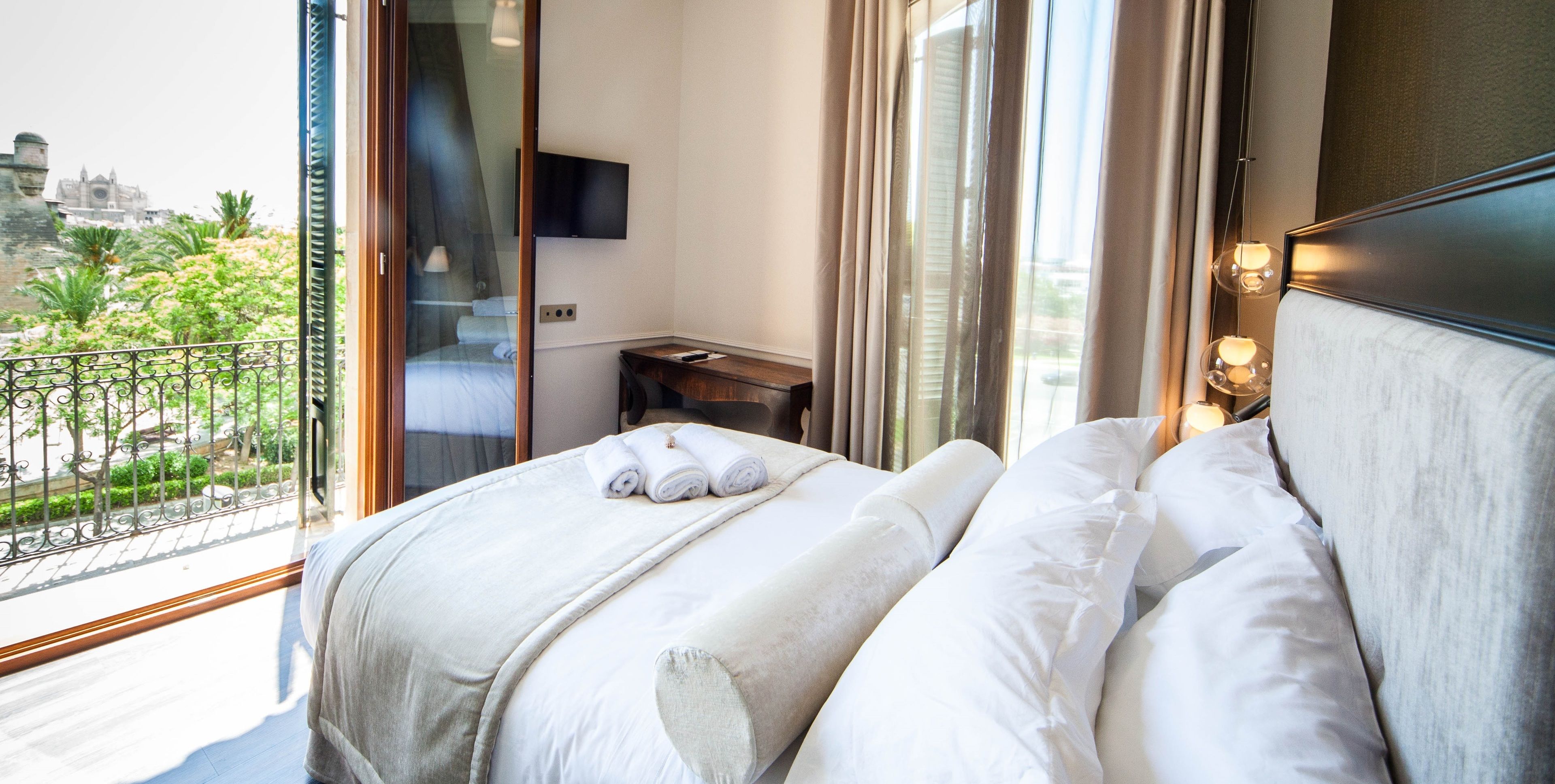 egyptian cotton sheets, premium bedding, pillow-top beds, minibar