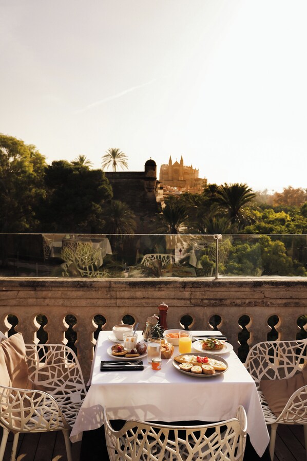 Free daily buffet breakfast  - Hotel Hostal Cuba (Palma de Mallorca)