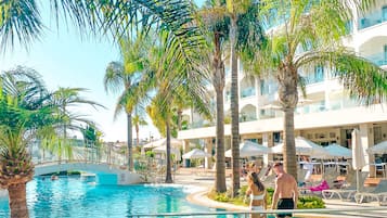 Piscine extérieure, parasols de plage, chaises longues