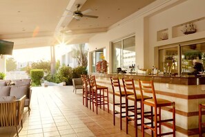 2 bares, 10 bares en la playa