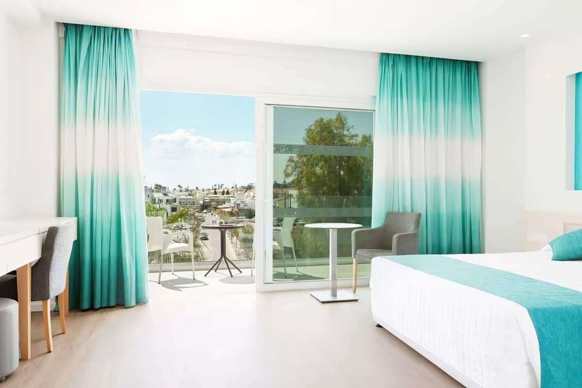 family room | 1 bedroom, in-room safe, desk, laptop workspace