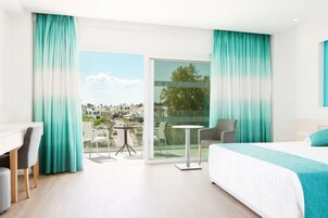 Familjerum | Värdeförvaringsskåp på rummet, skrivbord och arbetsyta för laptop