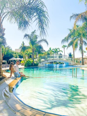 Outdoor pool, pool umbrellas, pool loungers - Anesis (Ayia Napa)