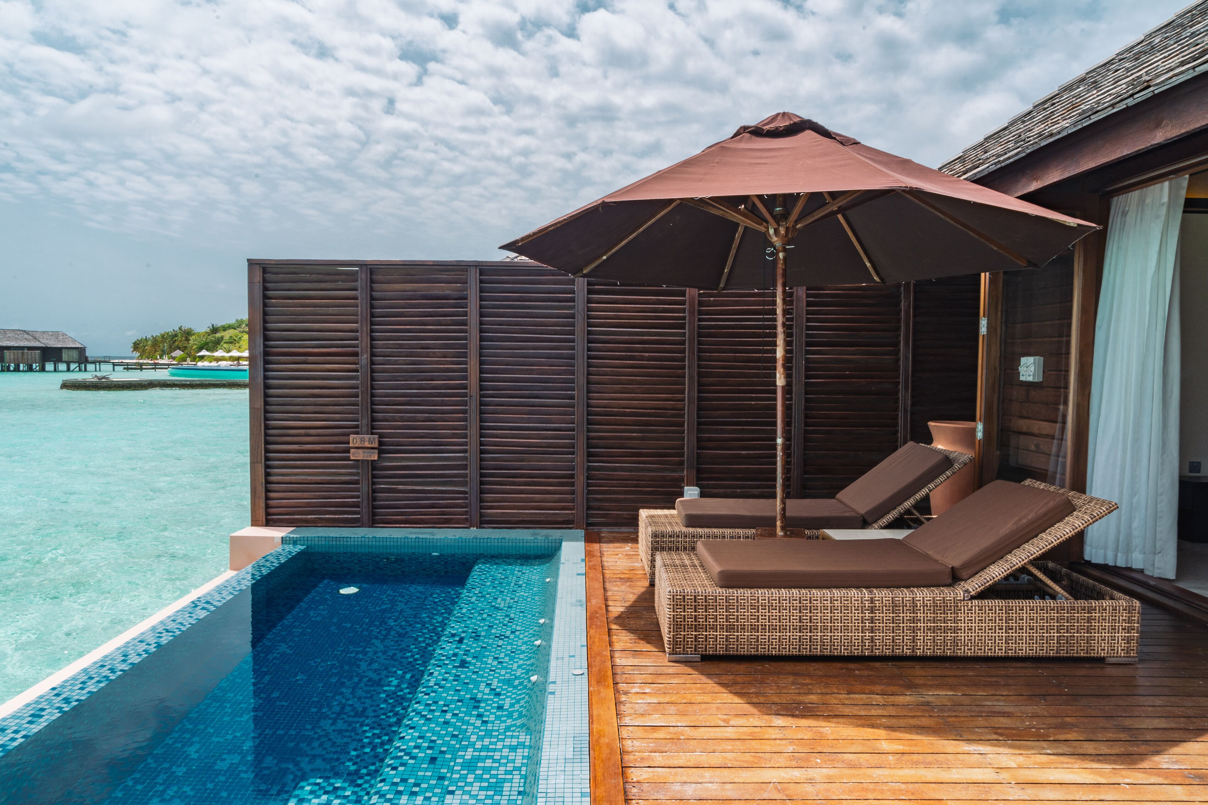 Una piscina al aire libre, tumbonas
