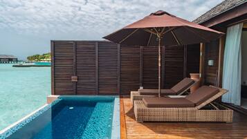 Una piscina al aire libre, tumbonas