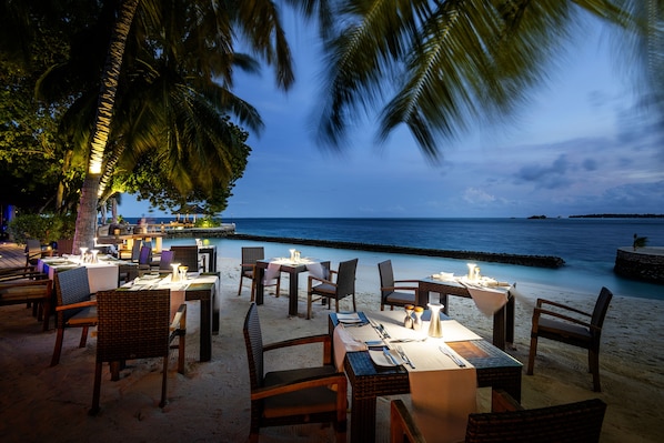 4 restaurants, breakfast, lunch, dinner served; Asian cuisine