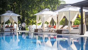 4 bars/lounges, 2 poolside bars, beach bar