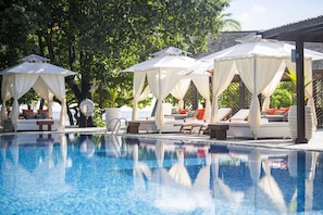 4 barer/lounger, 2 poolbarer och strandbar