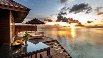 Sunset Water Suite with Private Pool | Terrasse/Patio