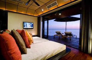 Sunset Water Suite with Private Pool | Frigobar (abastecido com itens grátis), cofres nos quartos, escrivaninha