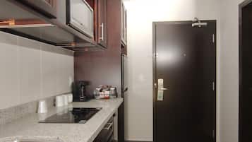 Suite | Coin cuisine privé | Grand réfrigérateur, micro-ondes, plaque de cuisson, lave-vaisselle