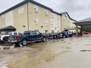 Front of property - Paradise Inn & Kitchenette Suites (Redwater)