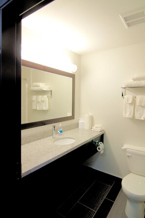 Combined shower/tub, free toiletries, hair dryer, towels - Paradise Inn and Suites - Redwater (Redwater)