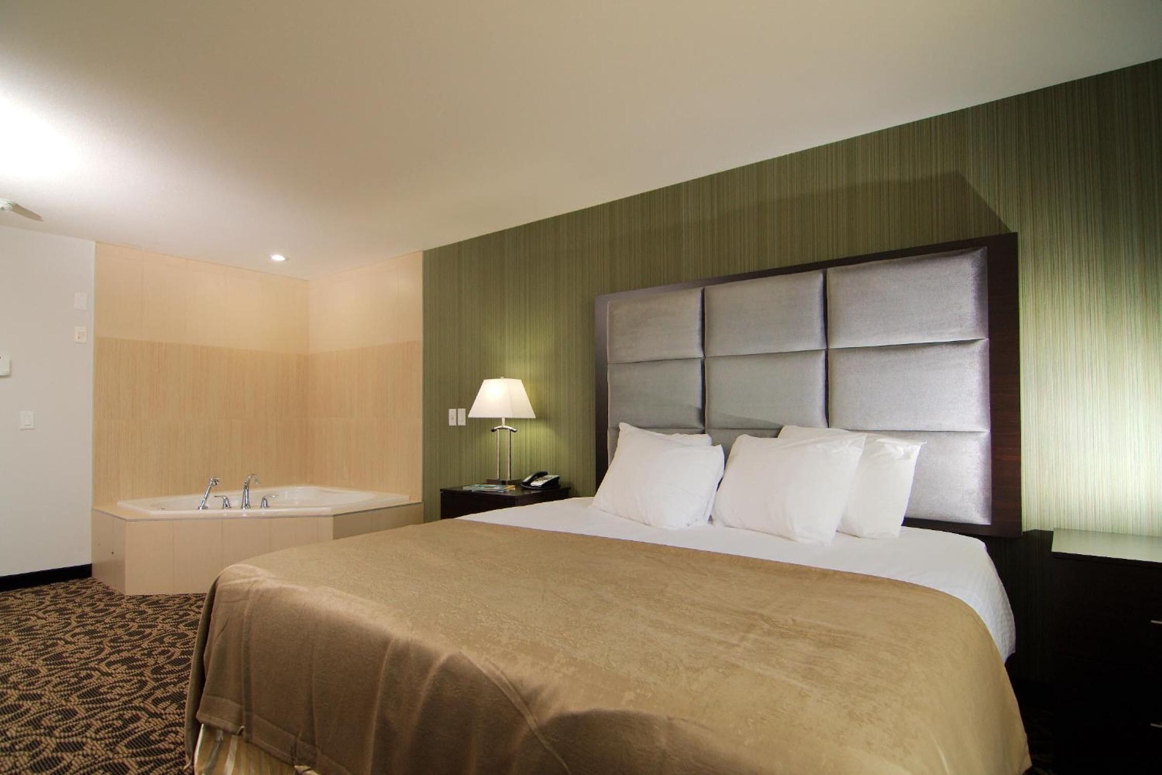 kitchenette suite, 1 king bed | 1 bedroom, premium bedding, desk, iron/ironing board