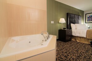 Jetted bathtub - Paradise Inn & Kitchenette Suites (Redwater)