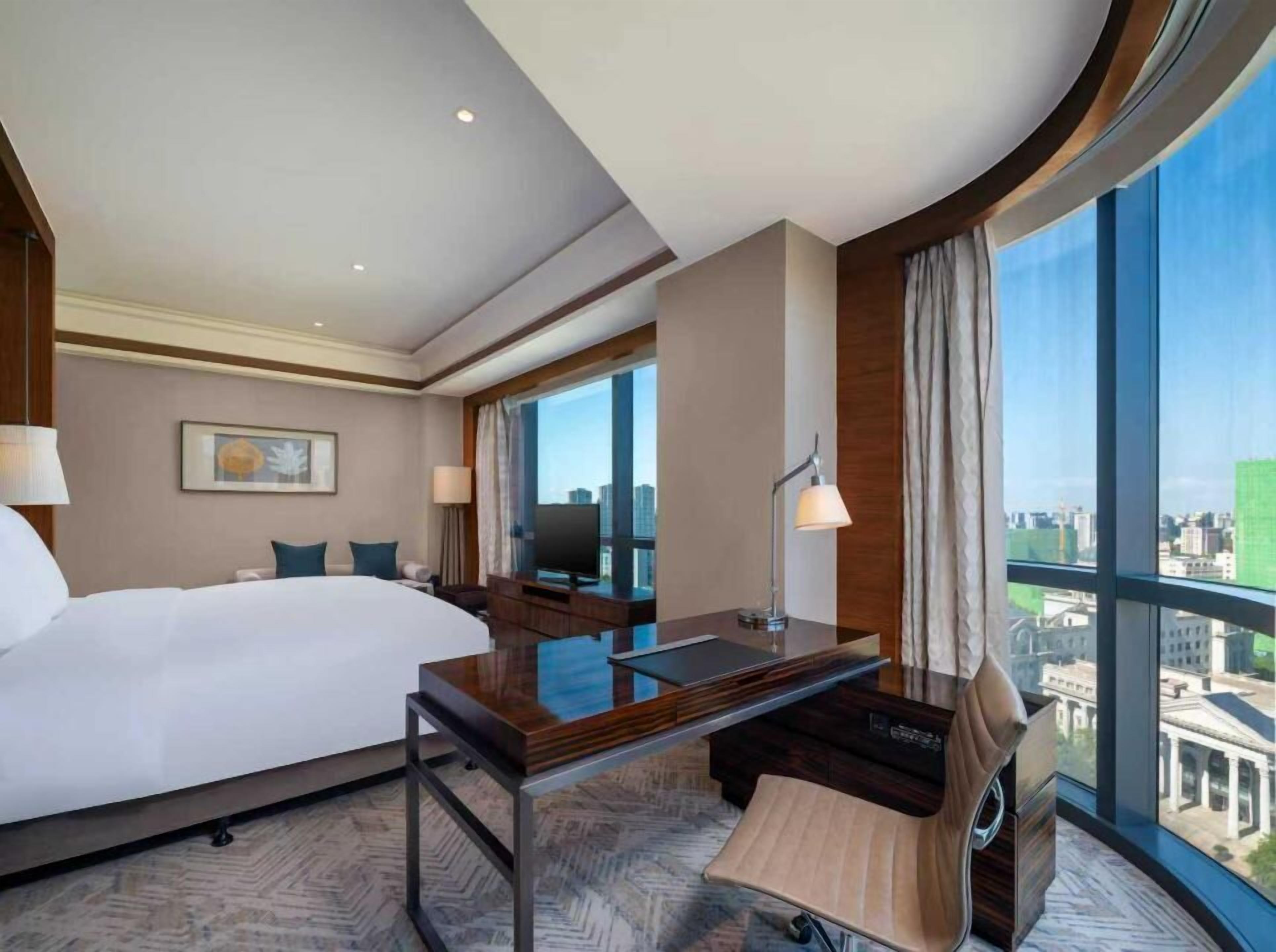 华丽客房, 1 张特大床 | 高档床上用品、记忆海绵床垫、客房内保险箱、办公桌