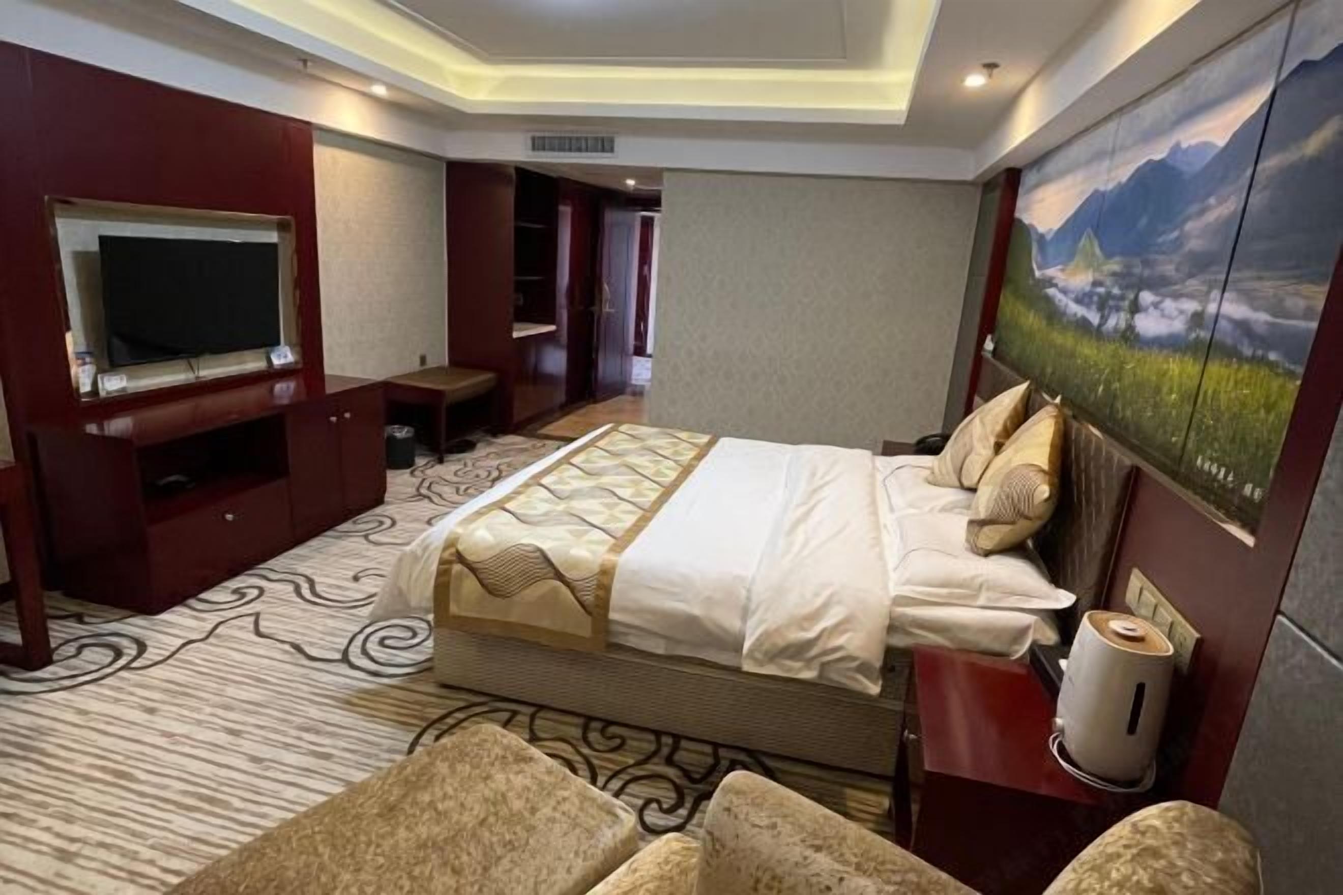 ميني بار وخزنة داخل الغرفة ومُنبهات