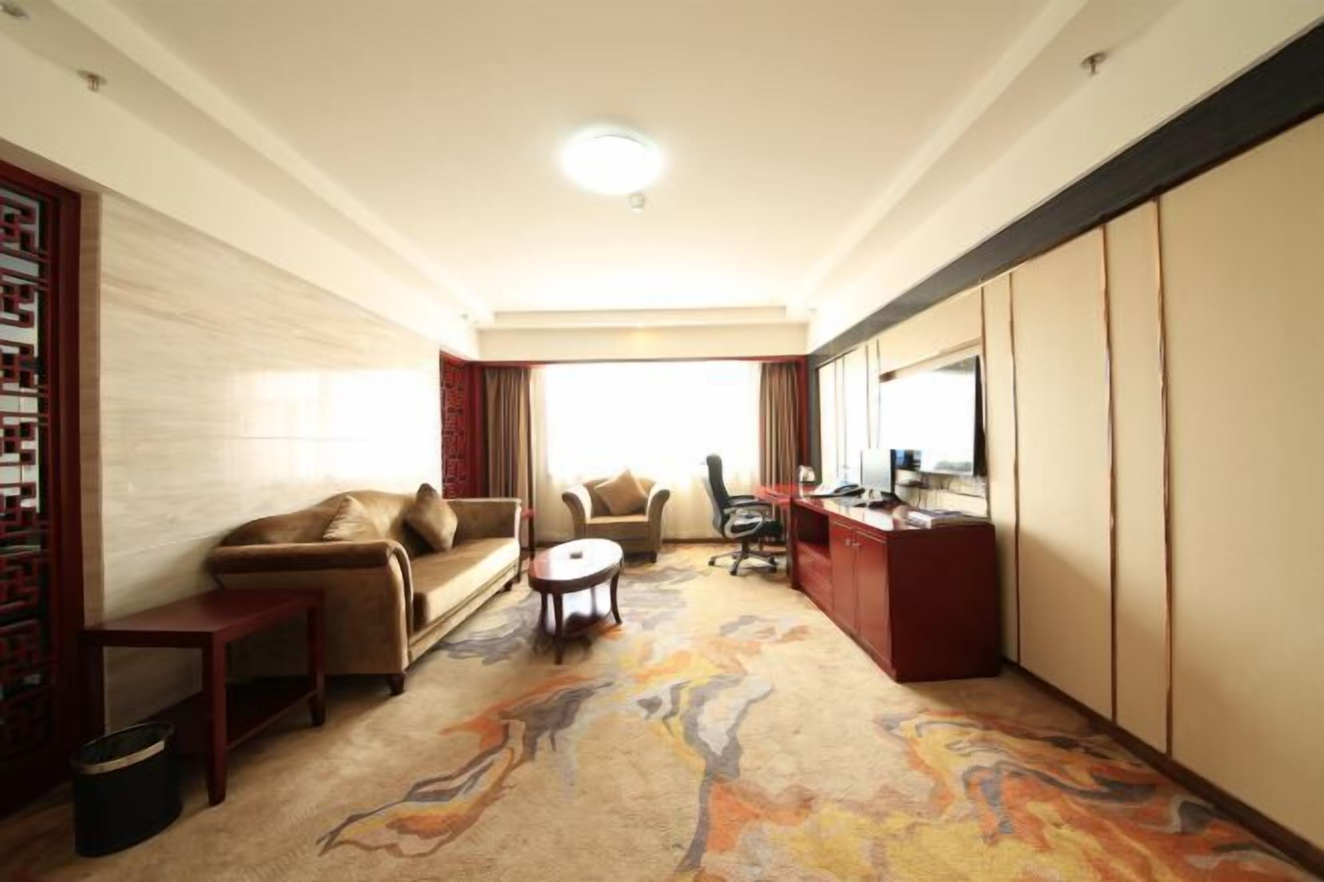 Minibar, in-room safe, alarm clocks