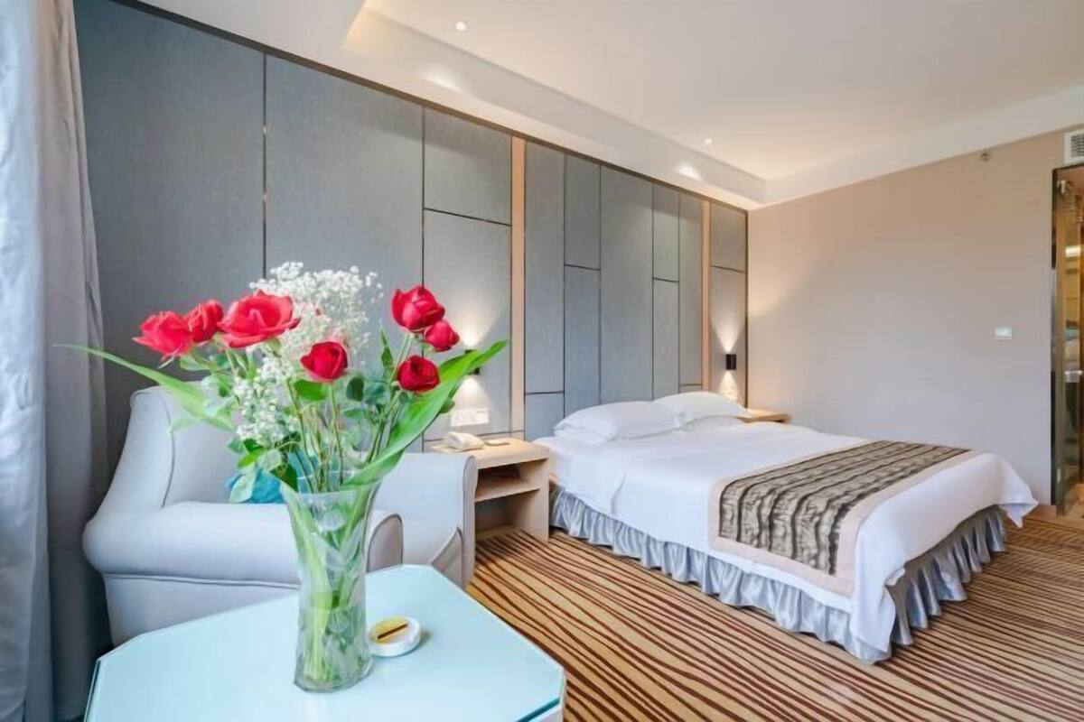 Minibar, in-room safe, alarm clocks