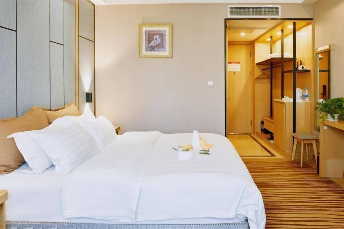 Minibar, in-room safe, alarm clocks